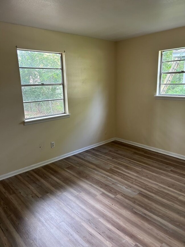 Building Photo - 3 Bedroom and 2 bathroom home