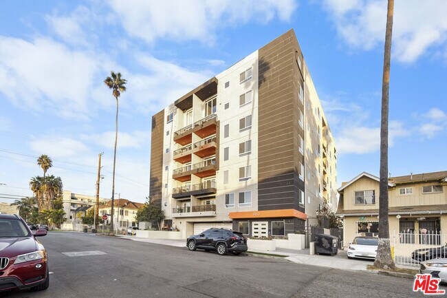 Building Photo - 900 S Kenmore Ave