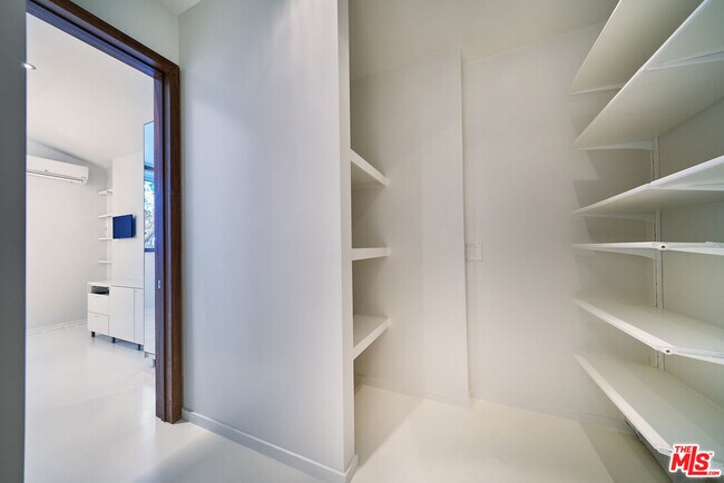 Building Photo - 201 S Larchmont Blvd