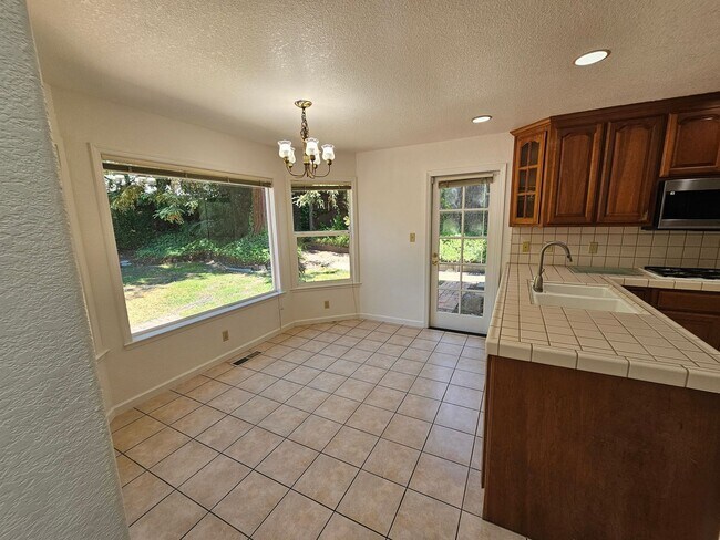 Building Photo - REGAL 4 Bed/3 Bath Home in FREMONT