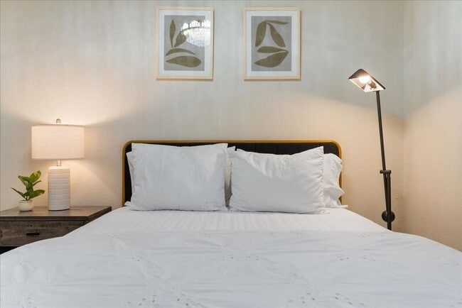 Building Photo - 1505 Laurel Oak Loop