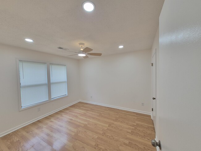 Building Photo - 5657 Heartwood Dr