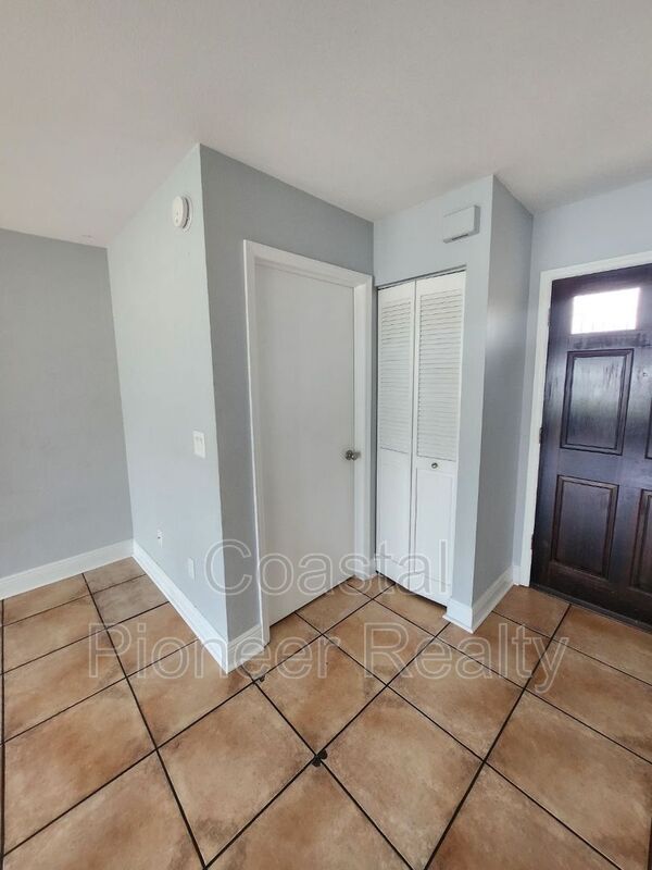 Building Photo - 10121 Sea spray Pl