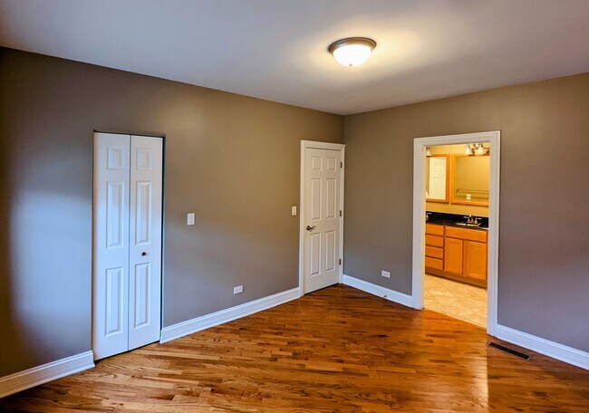 Building Photo - 2619 N Harding Ave