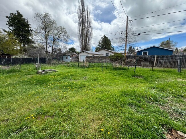 Building Photo - 3 bed 1 bath house with large yard/garden area