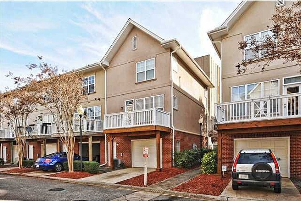 Building Photo - 216 S Cedar St