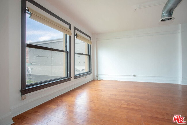 Building Photo - 108 W 2nd St