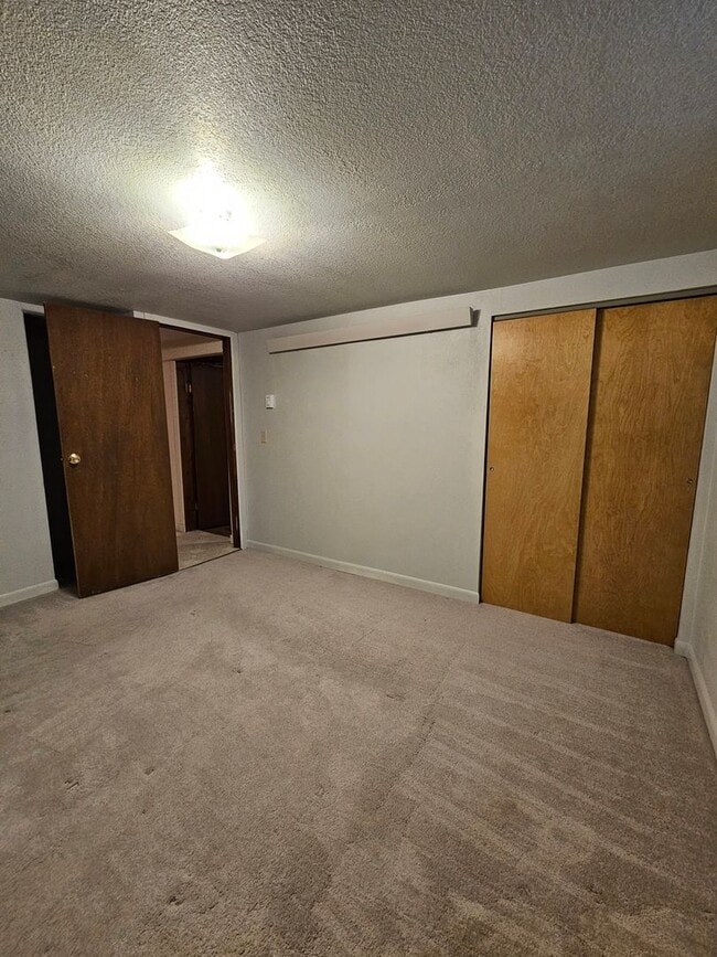 Building Photo - 3 BEDROOM | 2 BATH | DOUBLE GARAGE | WEST