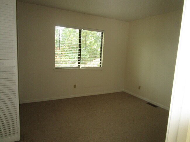 Building Photo - 690 Archdale Dr