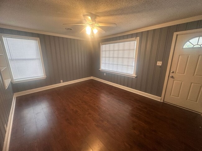 Building Photo - Cute 2 Bed 1 Bath Single Family Home