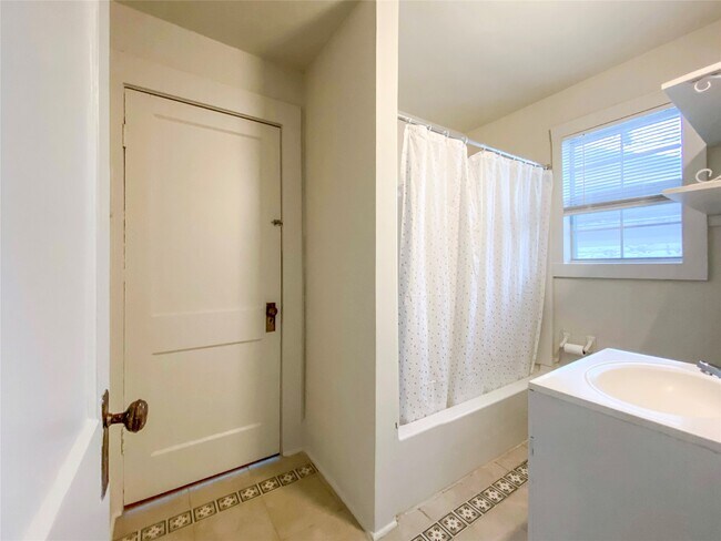 Building Photo - 7924 Ford St