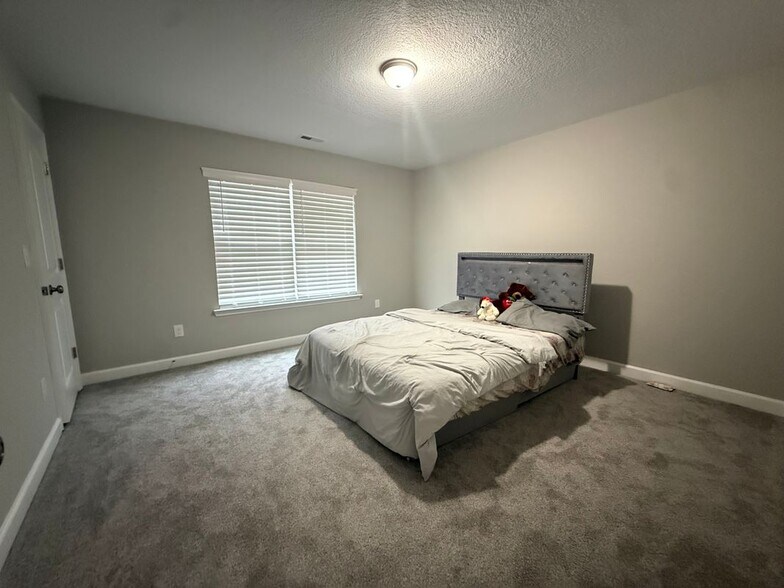 Building Photo - 1614 Hawthorne Dr