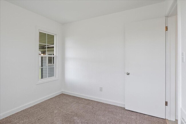 Building Photo - 704 SW 16th Ave