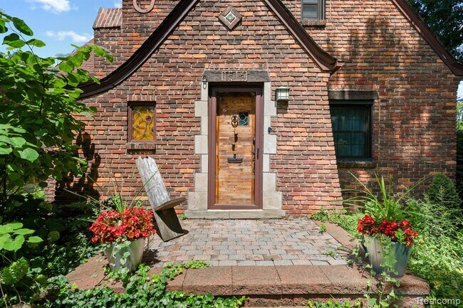 Building Photo - 1516 W Houstonia Ave