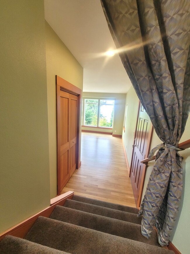 Building Photo - Beautiful South Hill Home with Bay Views 3...