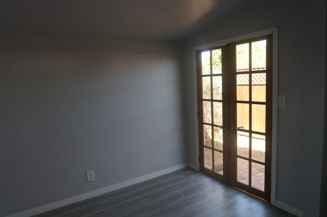 Building Photo - Studio Apartment Available. Watsonville, C...