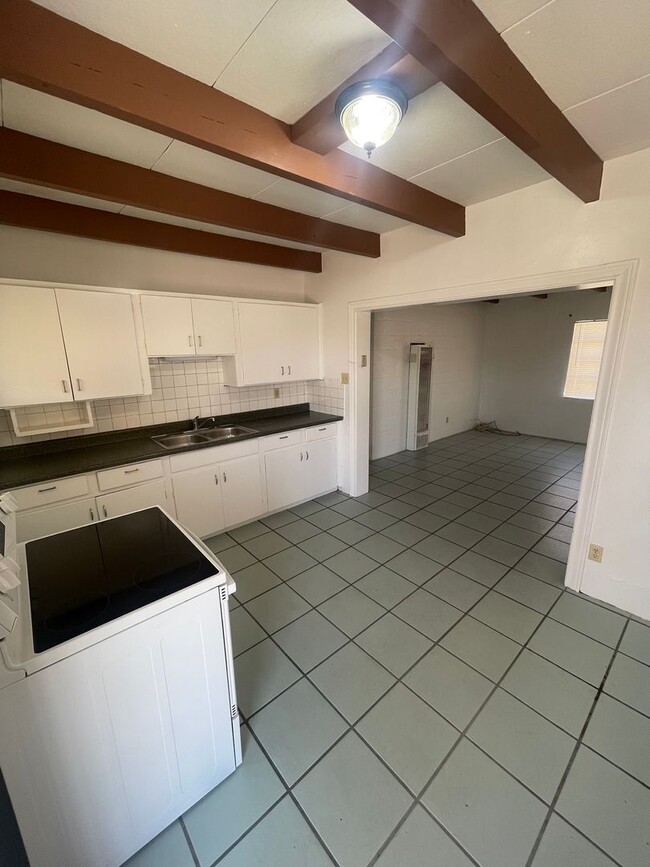 Building Photo - Cute 3-bedroom, 1-bathroom Home