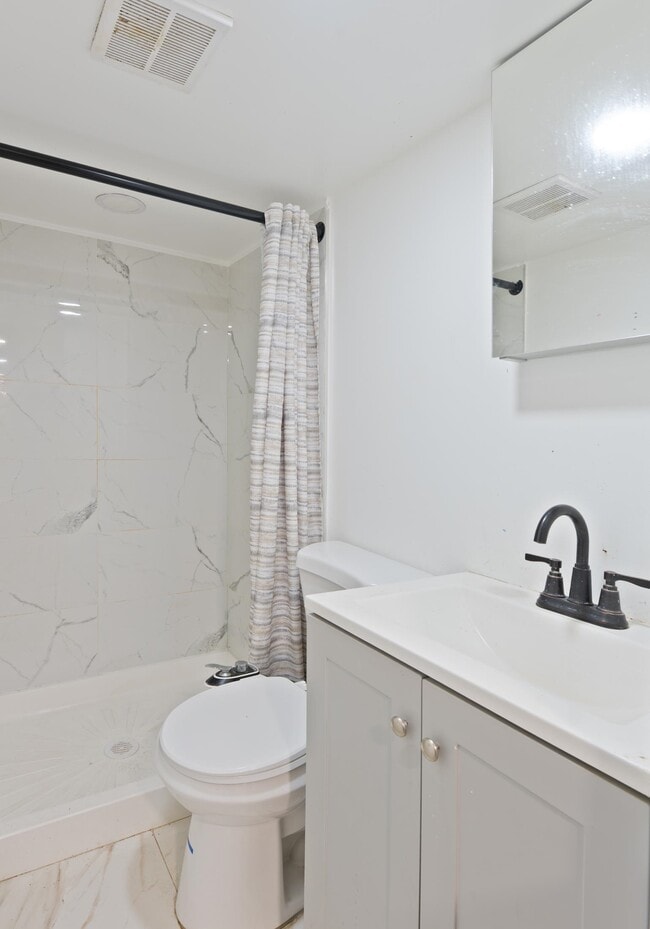 Building Photo - 9 W 15th St