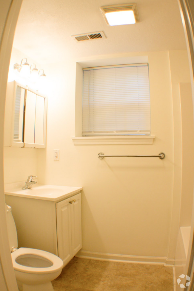 Building Photo - Two bedroom one bathroom apartment.