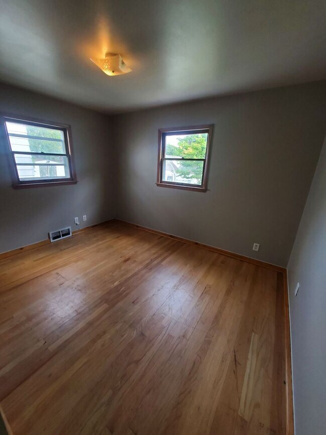 Building Photo - 622 S 68th St