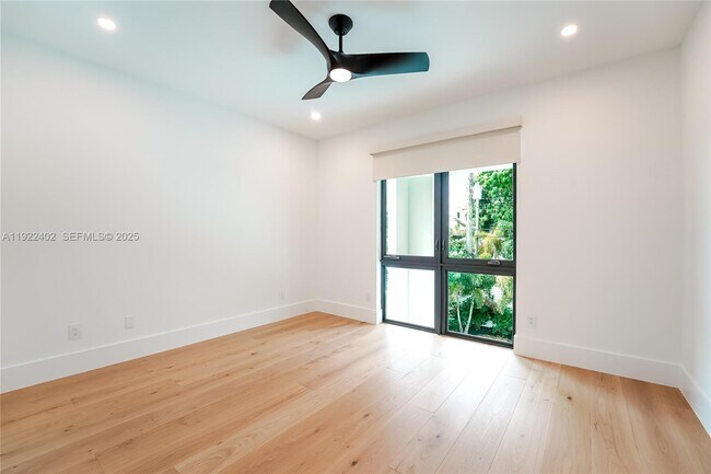 Building Photo - 333 NE Spanish Ct