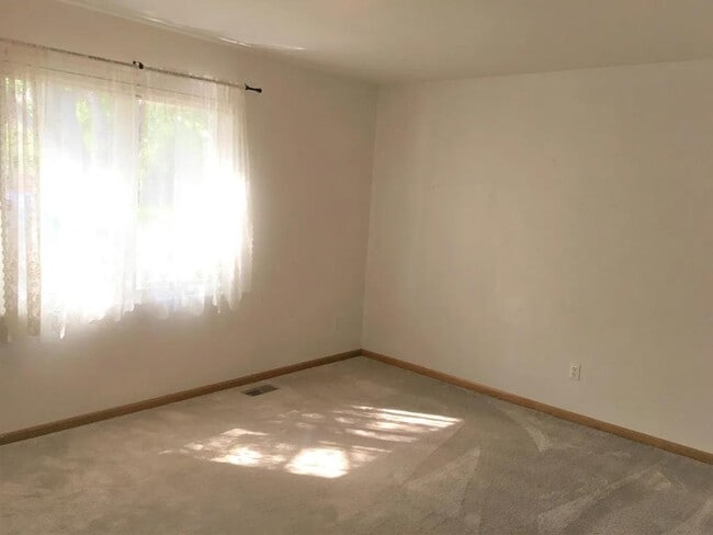 Building Photo - 1632 Ukiah Ln