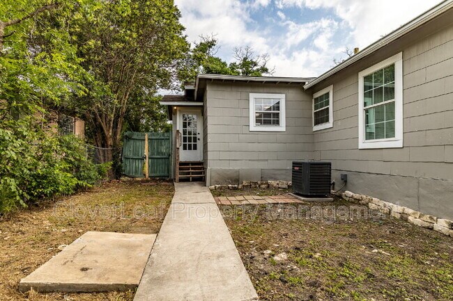 Building Photo - 402 W Wildwood Dr