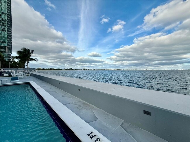 Building Photo - 555 NE 30th St