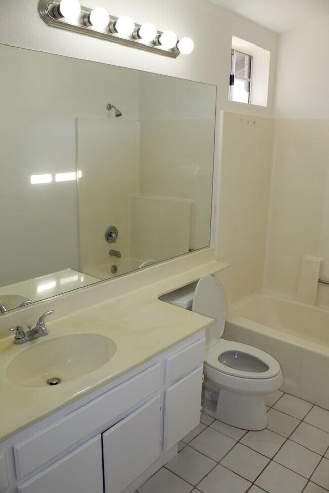 Building Photo - 4Bed/3Bath with 1 bed and bath downstairs & bonus room~ Avenida Andante