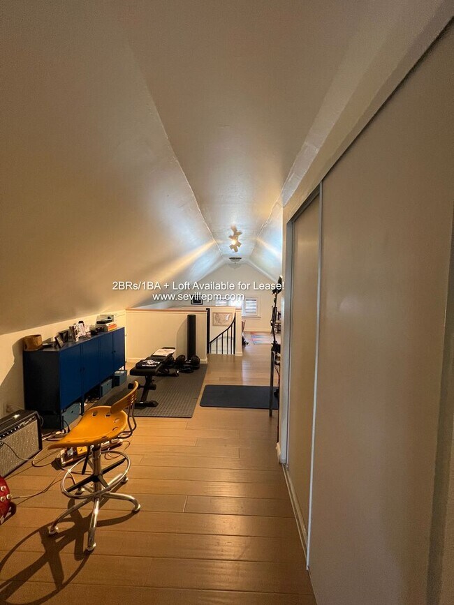 Building Photo - CHARMING 2 BEDROOM /1 BATHROOM HOME W/LOTS...
