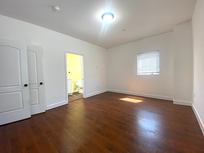 Building Photo - 4861 Mascot St