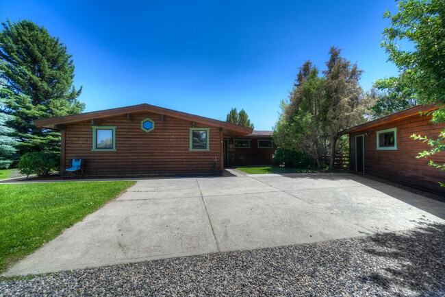 Building Photo - Beautiful Water Front Home!