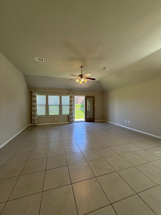Building Photo - 3/2/2 Heights of Weatherford Estates