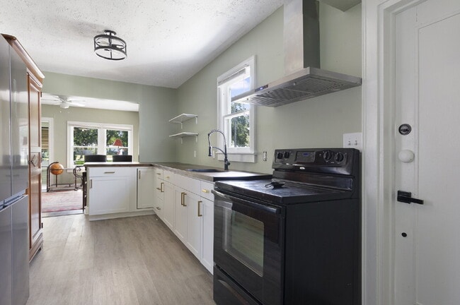 Building Photo - FLEXIBLE LEASE OPTIONS. CHARMING RENOVATED TWO BEDROOM TWO BATHROOM BUNGALOW JUST MINUTES TO DOWN...