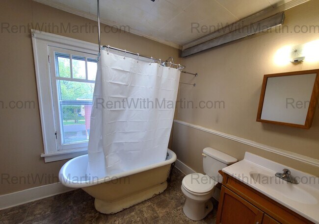 Building Photo - 808-810 W 2nd St