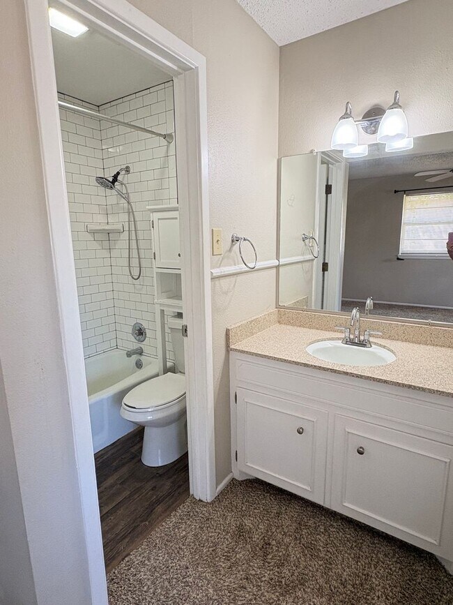 Building Photo - 4 Bed 2 Bath Remodeled Home in Miller Elementary Zone with Solar Panels