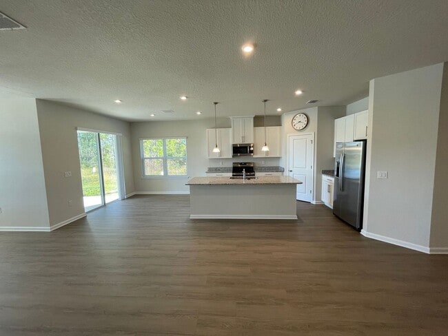 Building Photo - Beautiful 4 Bedroom 2 Bathroom home in Eagle Crest community