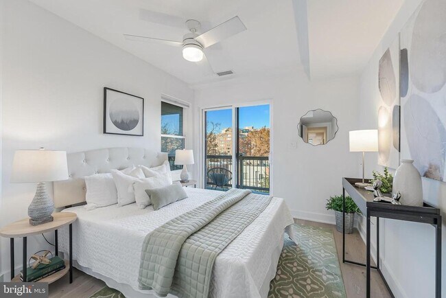 Building Photo - 4017 Davis Pl NW