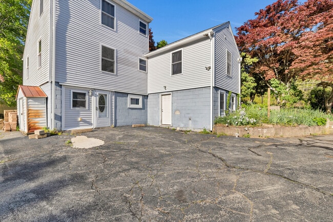 Building Photo - 1552 Norwich-New London Turnpike