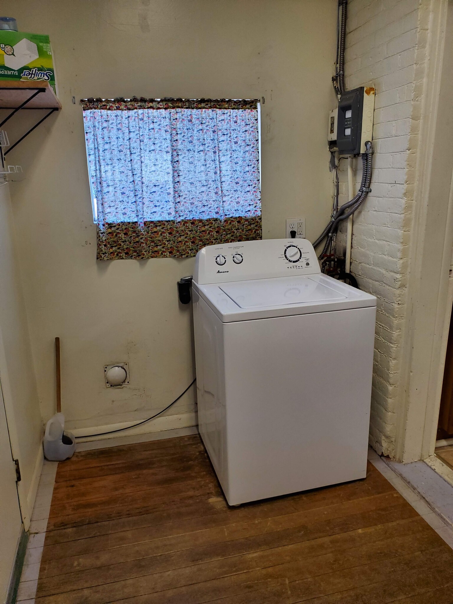 Laundry room (view of washing machine) - 607 Harrison Ave