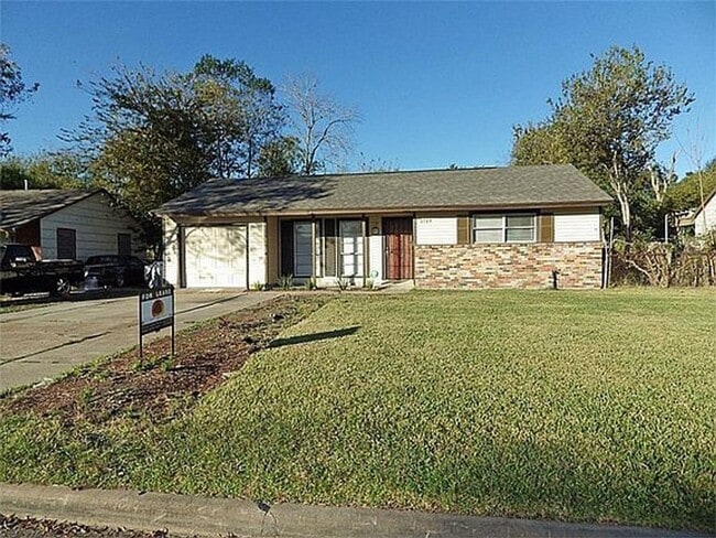Building Photo - 3 bed / 1 bath home in South Houston - Mov...