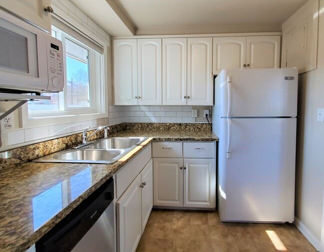 Building Photo - Adorable Second Floor Condo