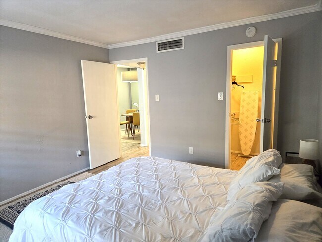 Building Photo - 10053 Westpark Dr