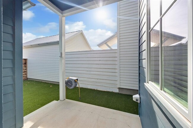 Building Photo - 966 Hangar Dr