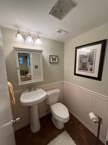 Half bathroom - 3307 Webley Ct