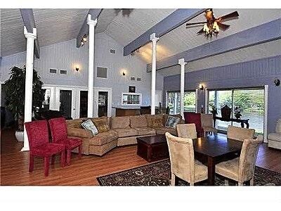 Building Photo - 200 Country Club Dr