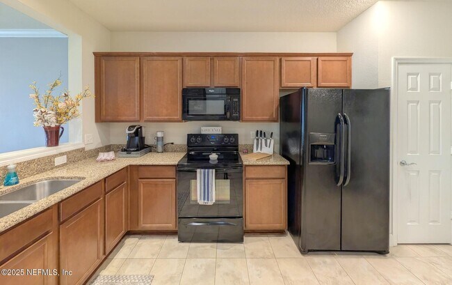 Building Photo - 6846 Roundleaf Dr