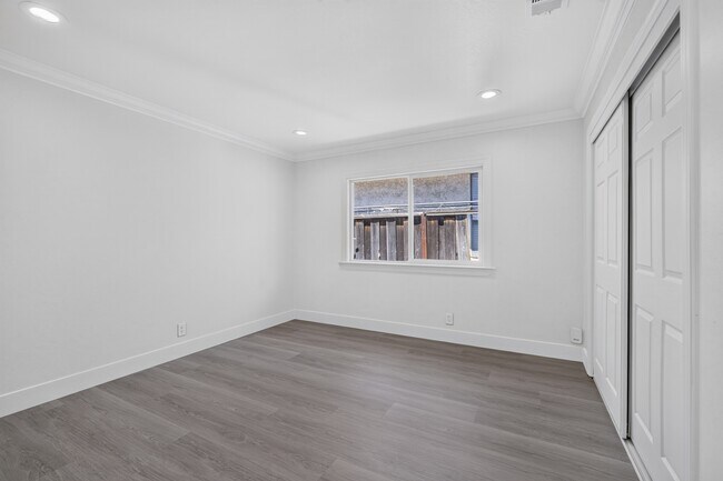 Building Photo - 549 N 21st St
