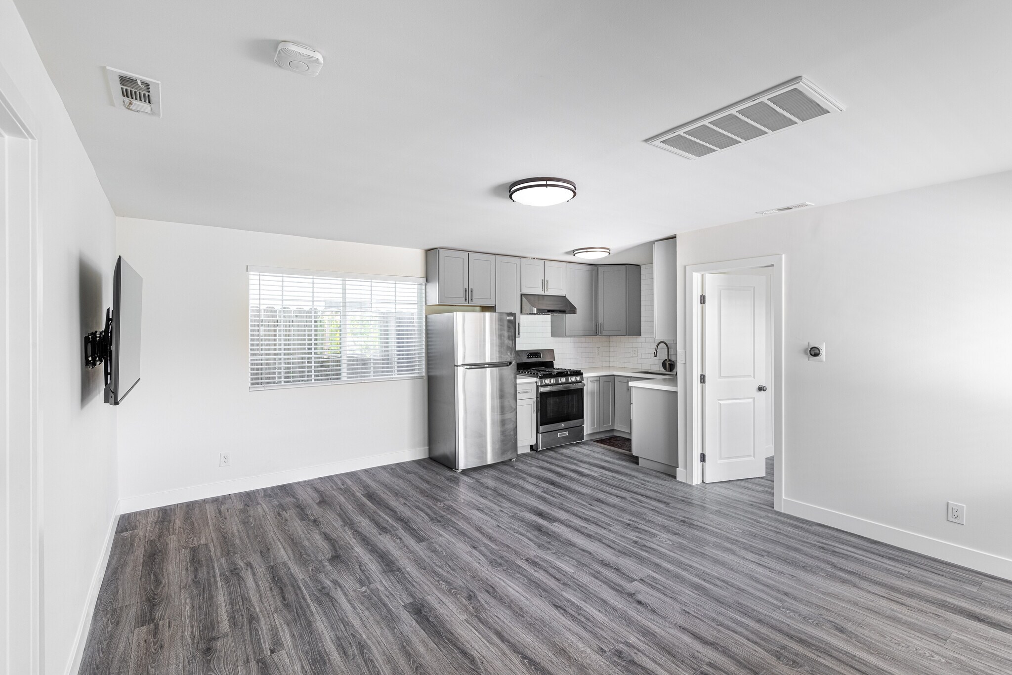 Building Photo - 8143 Hinds Ave