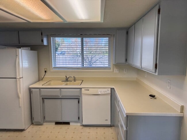 Building Photo - 3 Bedroom/ 2 Bathroom Single Level Home